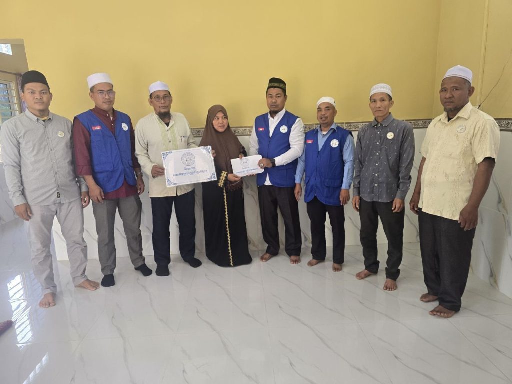 តំណាងCAMTAបានប្រគល់ថវិកាជូន គ្រូបង្រៀនខ្មែរឥស្លាម ដែលប្តីបានទទួលមរណភាព